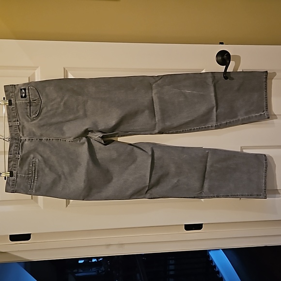 Lot of 2 𝅺DOCKERS Men’s Pants Size 38x34 (1 is gray & 1 is black) - Picture 3 of 8